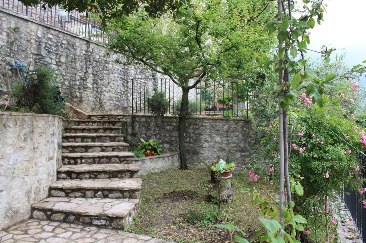 Il Castello Sul Lago Arrone Luaran gambar